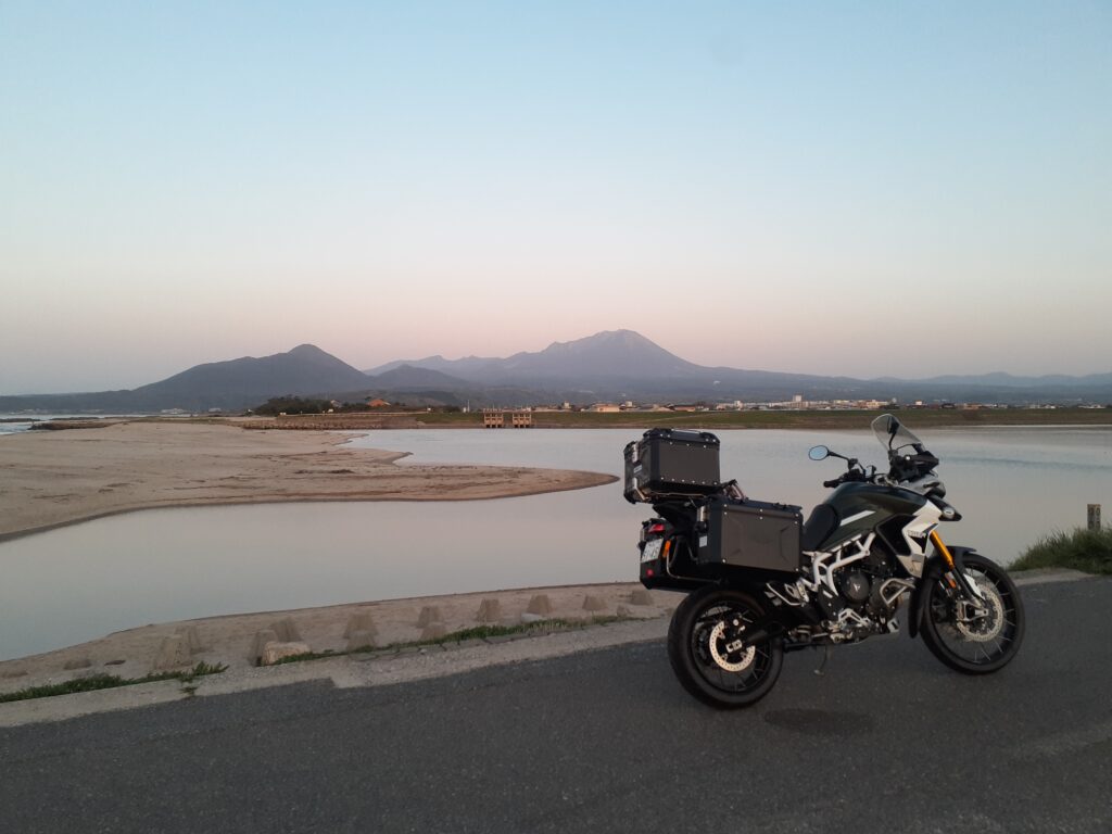 米子市の皆生海岸に隣接する湯喜望 白扇さんでのんびりと温泉を満喫出来ました。露天風呂とサウナをほぼ貸切状態、温泉も素晴らしく長距離移動の疲れを吹き飛ばしてくれました。暮れなずむ大山をバックに愛車をパシャリと撮りました。朝食付きで8,360円とビジホ並みのお値段でしたが、めっちゃ美味しい朝食が付いてコスパ抜群のお宿でした。